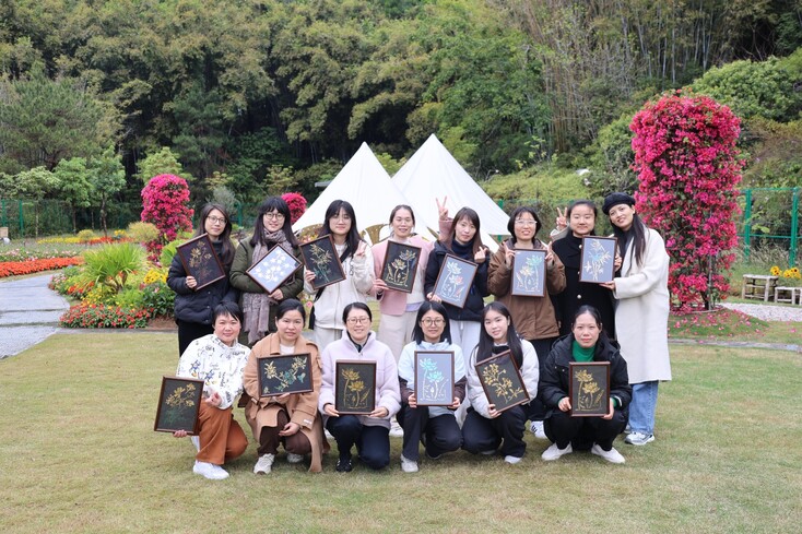 20250308華南區(qū)域總部開展“三八”婦女節(jié)主題活動(dòng)——“與春同行綻芳華·巧手點(diǎn)扇巾幗韻”1(攝影:張琪).JPG